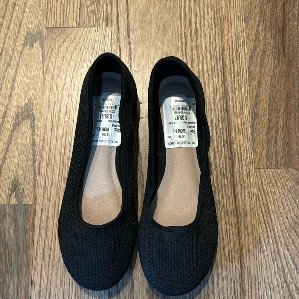 Comfy fabric flats, never worn